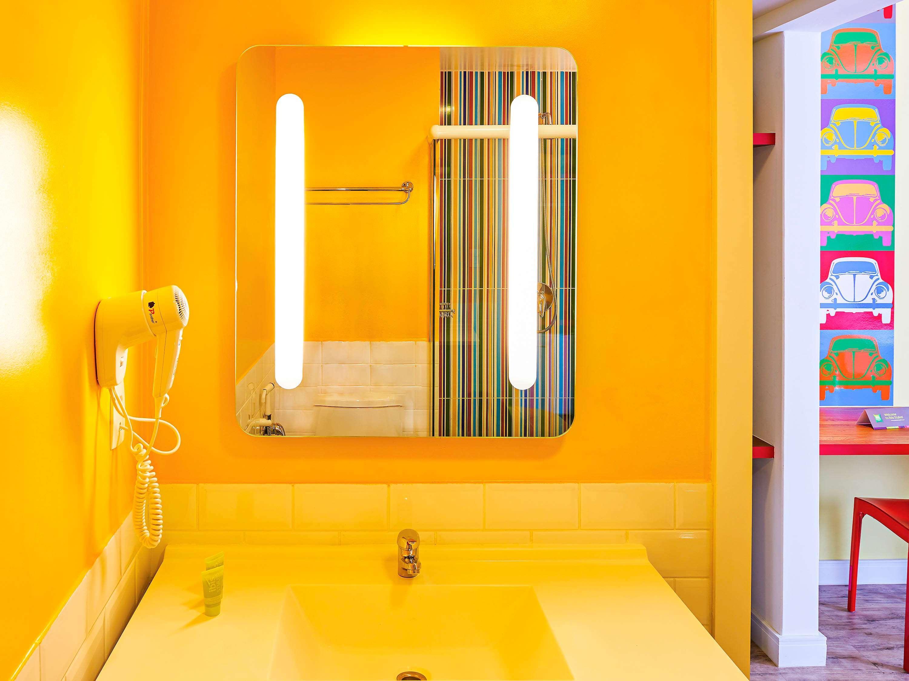 Hotel Ibis Styles - 1 Quadra Do Mar 3*